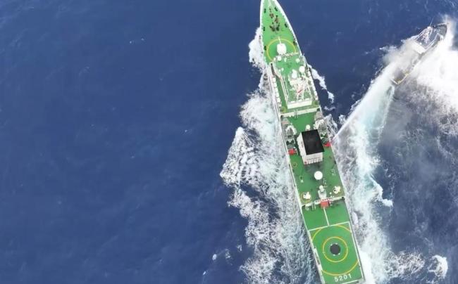菲船侵闯黄岩岛被水炮喷射后举白旗 菲方挑衅遭反制