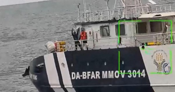 众豪配资 菲船侵闯黄岩岛被水炮喷射后举白旗 菲方挑衅遭反制