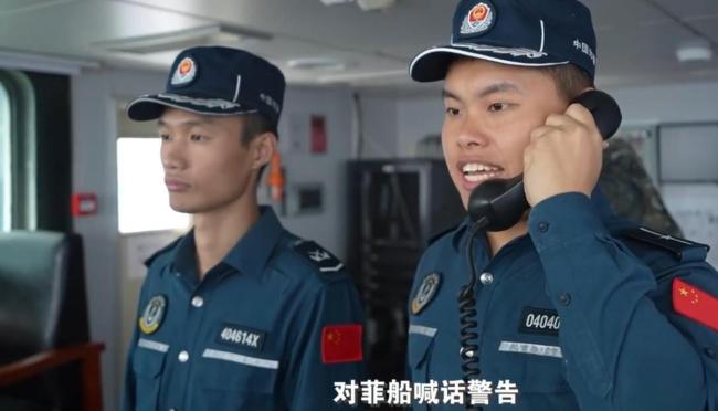 菲船侵闯黄岩岛被水炮喷射后举白旗 菲方挑衅遭反制